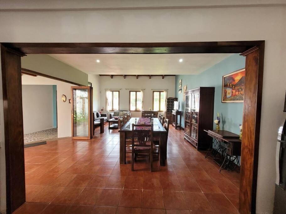Amplia casa Antigua Guatemala con pérgola y jardín Exterior foto