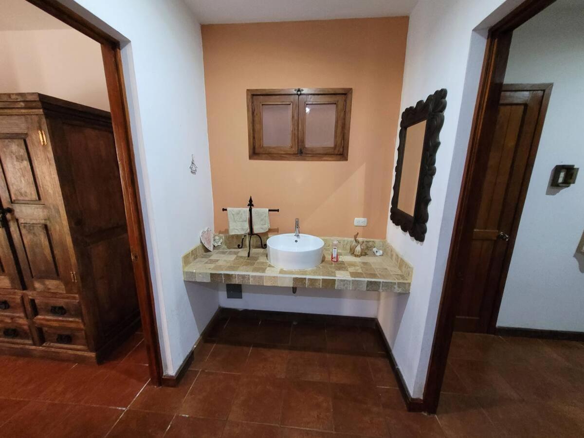 Amplia casa Antigua Guatemala con pérgola y jardín Exterior foto