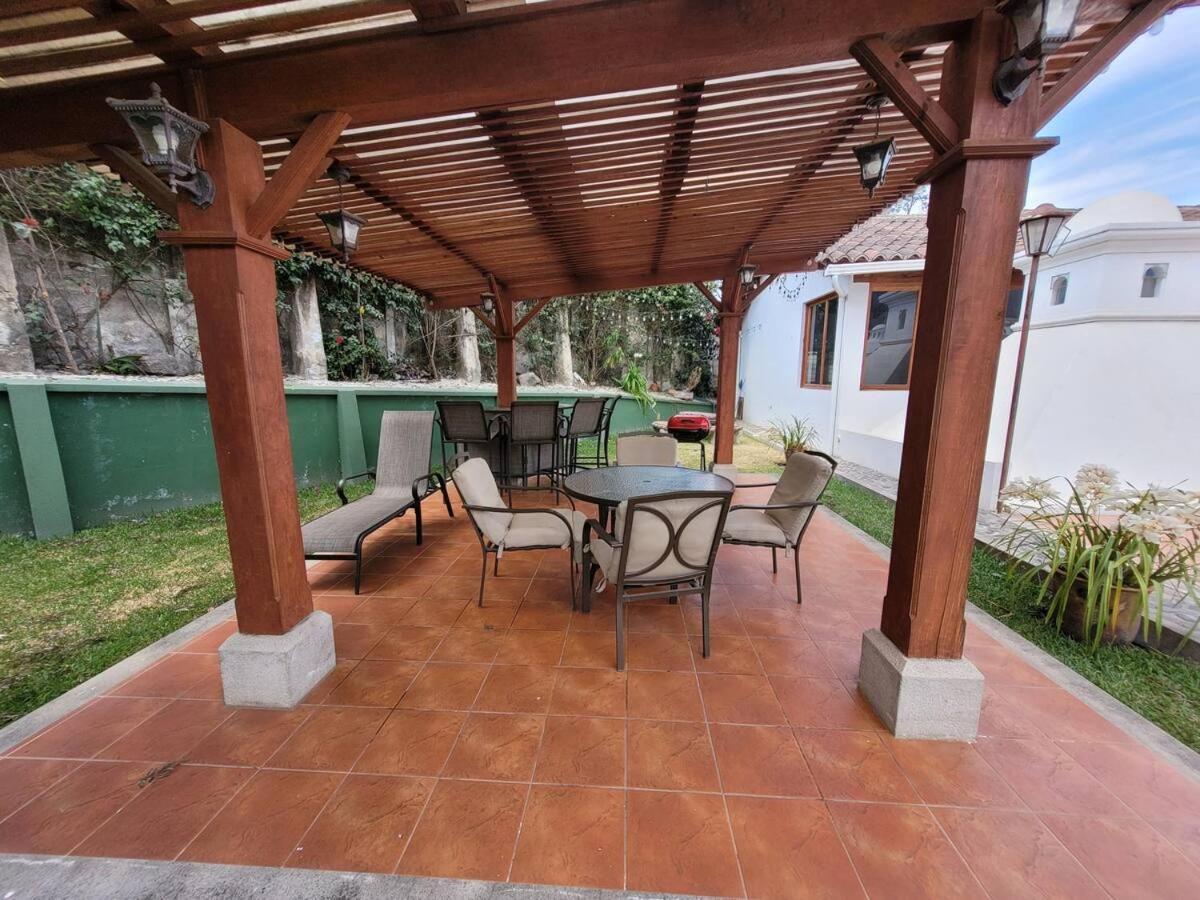 Amplia casa Antigua Guatemala con pérgola y jardín Exterior foto