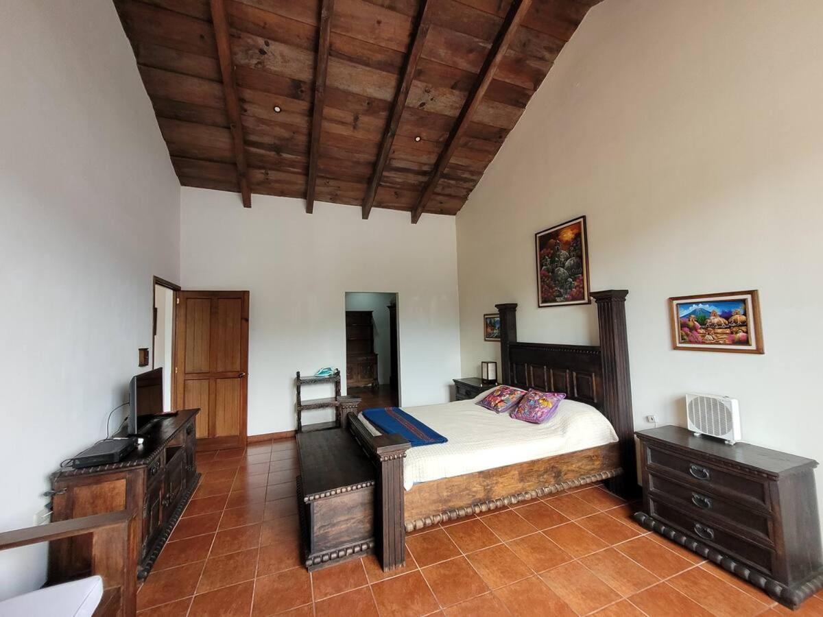 Amplia casa Antigua Guatemala con pérgola y jardín Exterior foto