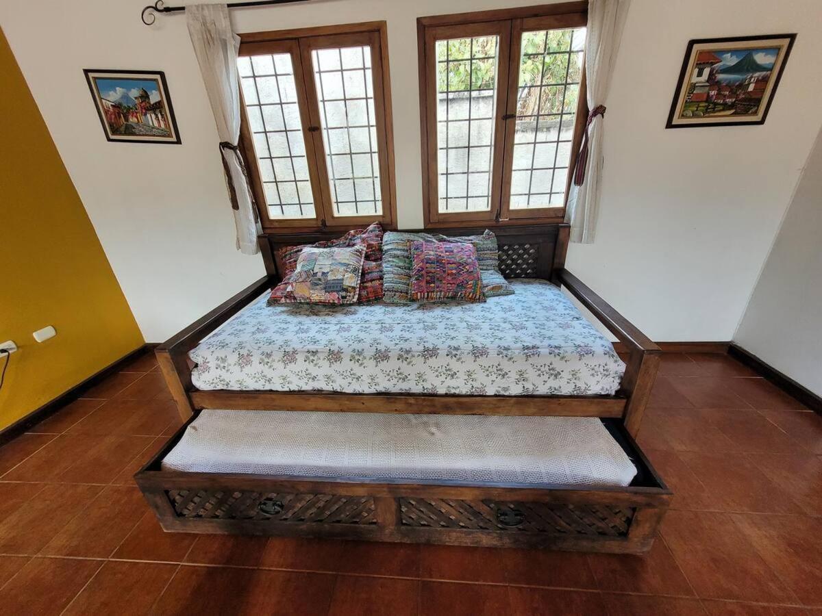 Amplia casa Antigua Guatemala con pérgola y jardín Exterior foto