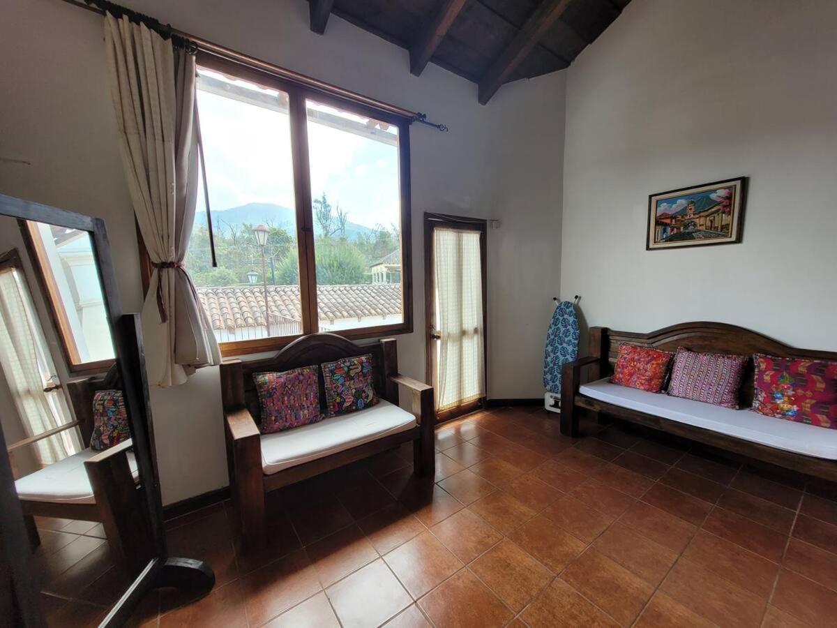 Amplia casa Antigua Guatemala con pérgola y jardín Exterior foto