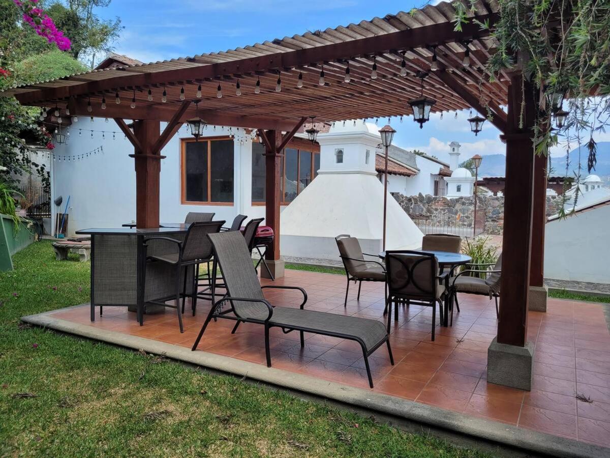 Amplia casa Antigua Guatemala con pérgola y jardín Exterior foto